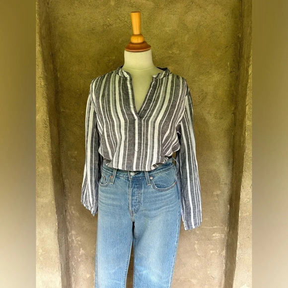 Ellen Tracy Tops - Ellen Tracy 100%  linen shirt